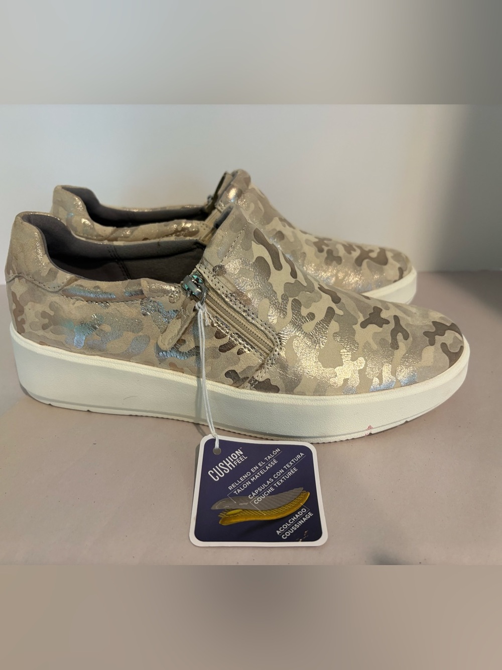 Clarks Women’s Layton Step Sneakers Ivory Camo New with Tags Size 8